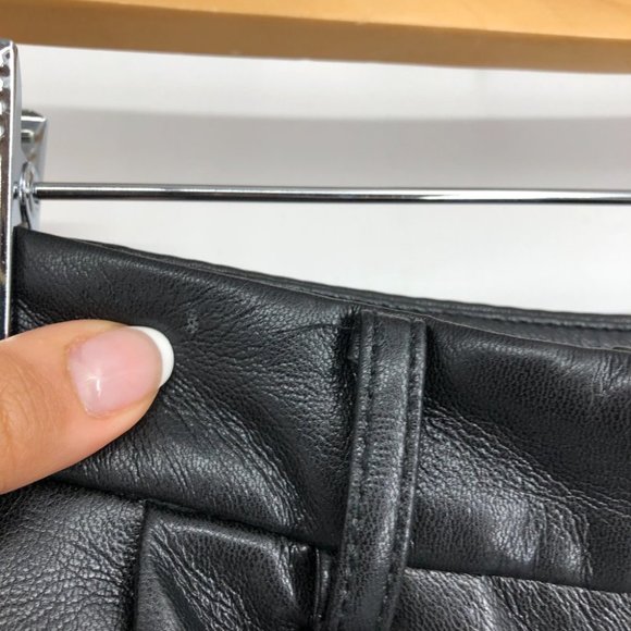 Aritzia Wilfred Black Effortless High-waisted, pleated faux leather shorts 4 - Picture 8 of 16